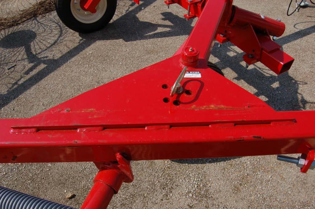 Remember the rake wheel angle should be adjusted according to crop conditions.