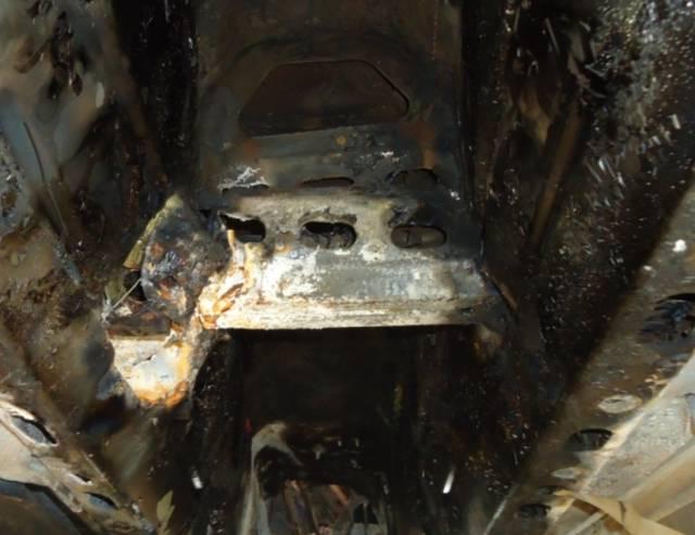 An inspection inside of the tunnel revealed that the transverse stiffener and tunnel structure had been pushed about 3 inches into the battery compartment and penetrated the side of the battery cover.
