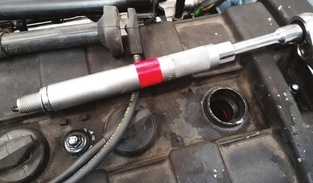 Here you can see our black line on the ratchet end of the socket aligns with the ground electrode on the spark plug end of the