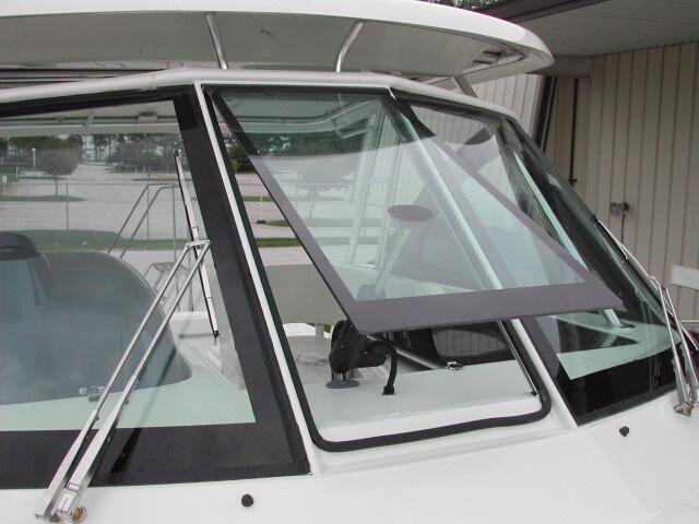 Windshield The Pursuit 3370 Offshore is equipped with a one-piece vented fiberglass windshield with tinted glass and built-in hand rails. The windshield is equipped with a center opening vent panel.