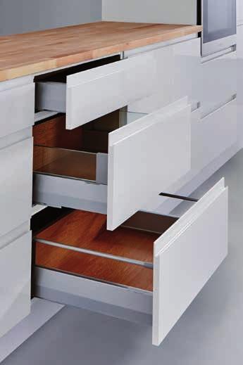 rectangular rails Lower drawer: Pan system in white with glass decorative