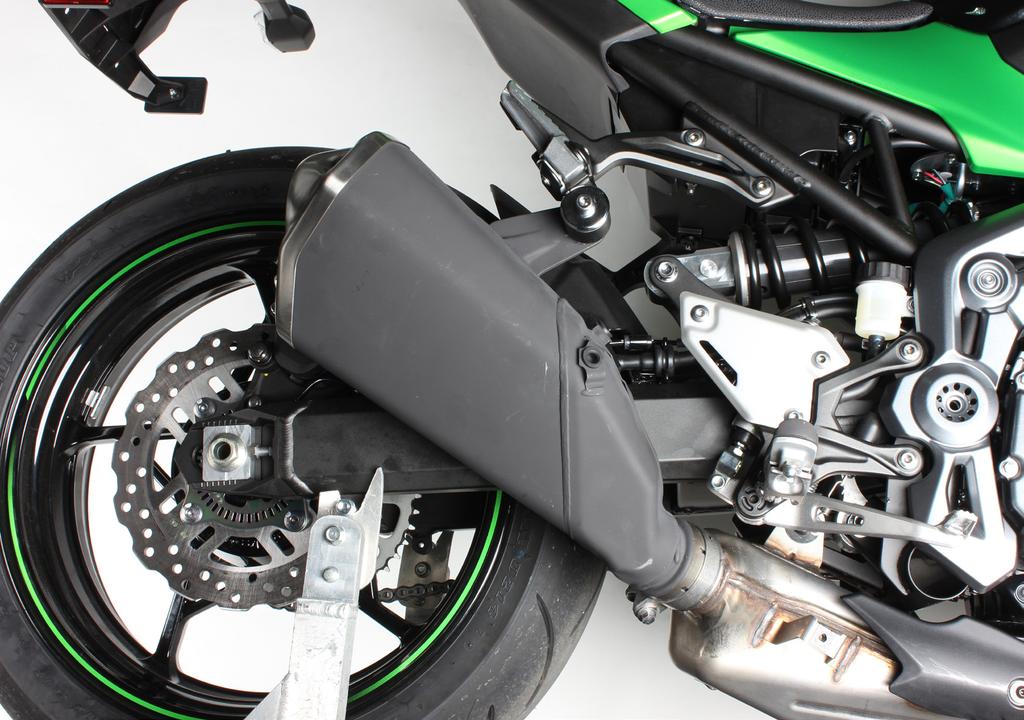 IMPORTANT: make sure not to damage any part of the motorcycle during this process! F 01 3.