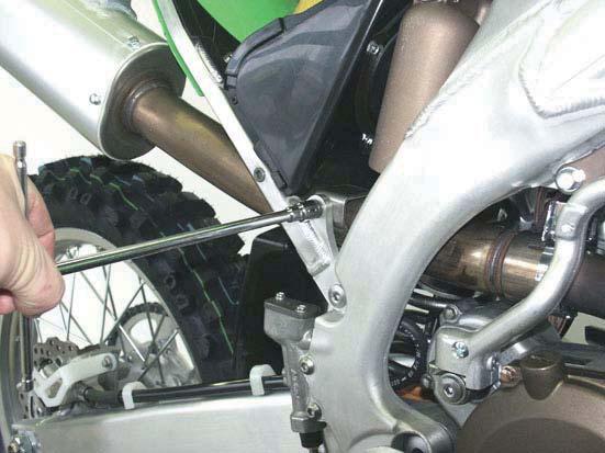 THE EXHAUST SYSTEM CAN BE EXTREMELY HOT. ALLOW THE MOTORCYCLE TO COOL DOWN BEFORE BEGINNING INSTALLATION. WE ADVISE YOU TO LEAVE INSTALLATION TO A QUALIFIED SERVICEMAN.