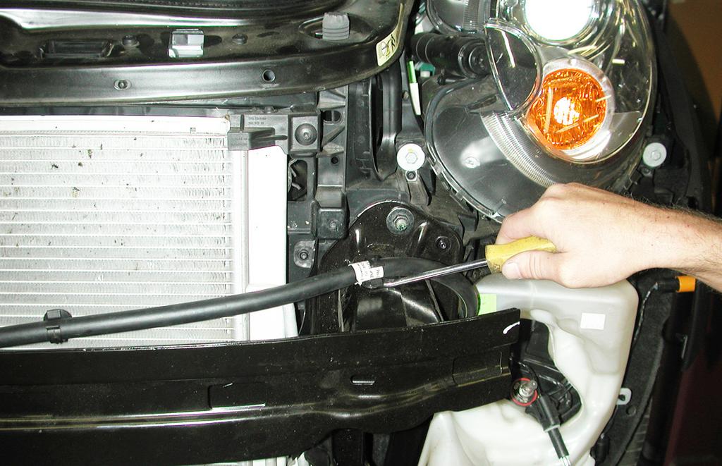 On the passenger side only, remove one plastic fastener attaching the wiring harness to the back of the bumper core (Fig.R).