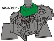 Insert components into the gearbox housing.
