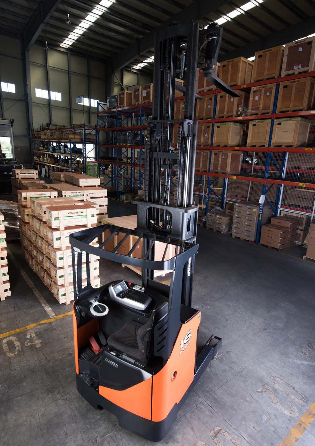 7 PLUS Series Reach Truck Standard Features and ptional Extras SAFETY STANDARD PTIN SS (perator sensing system) (IS3691) Mast lowering inter-lock Emergency mast lowering valve system Emergency stop