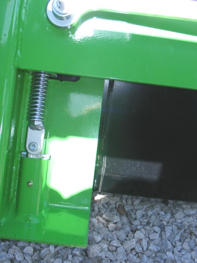 14.1.4. From tractor seat operator will not be able to see top vee channel during final engagement of component. However before driving completely in operator can follow instruction 14.1.3 then align right to left by aligning tool carrier surface with bucket surface as specified in photo.