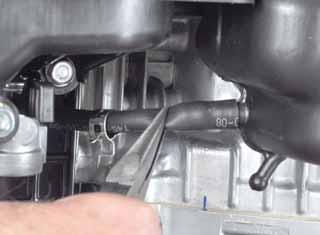 2.Lightly squeeze the fuel tube with pliers and pull the fuel tube off the fuel tank outlet.