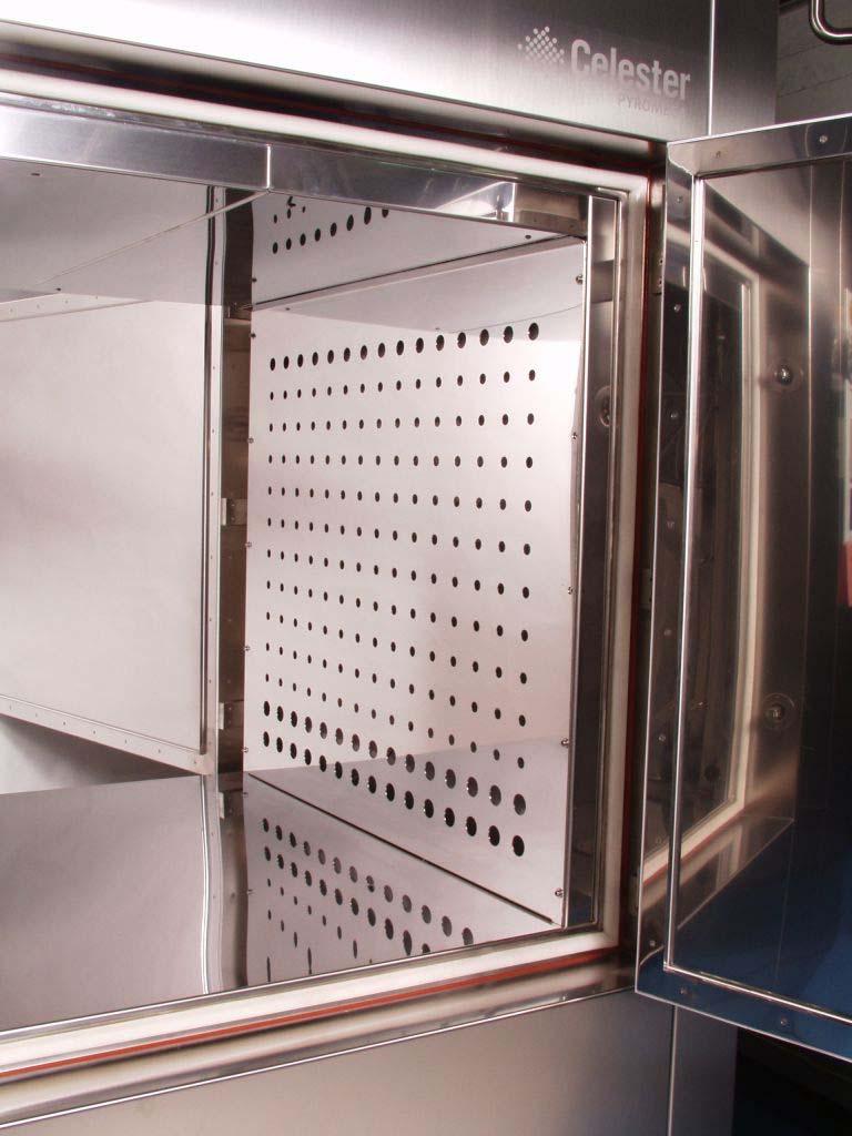 Chamber and doors At both sides there are stainless steel AISI 316 perforated plates, in order to produce a uniform horizontal air flow.