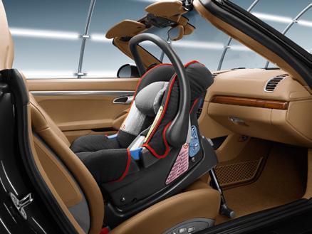 For increased safety, the Porsche Baby and Porsche Junior Seat ISOFIX have an independent five-point belt system.