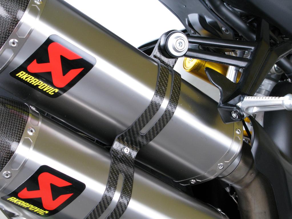 www.akrapovic.com 5. Align the mufflers in respect to the motorcycle and tighten the second clamp s spacer bolt.
