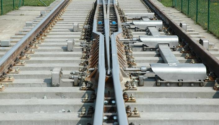 RAILWAY components SWING NOSE CROSSINGS accessories Swing nose crossing with casted frame Swing nose crossing consists of manganese steel casting or bainitic steel casting (min hardness 350 HB).