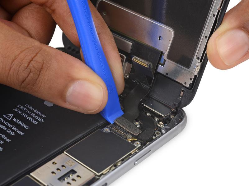 Шаг 19 Use a plastic opening tool to disconnect the digitizer cable by prying it straight up from its