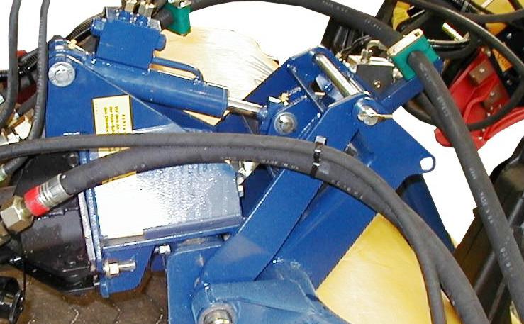 AUXILIARY DRIVEN IMPLEMENTS 8 9 Remove the rear-mounted auxiliary implement before prolonged periods of dozing work. 6 Swing eyebolts 6 inward and tighten both nuts.