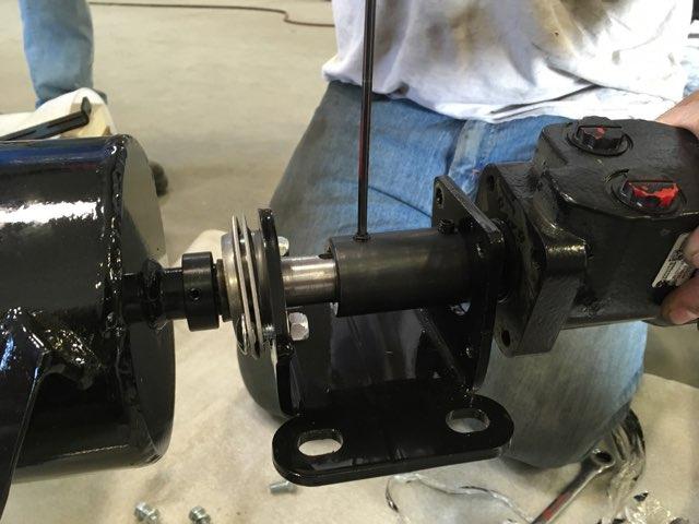 Insert the motor shaft with the key into the coupler. Set the distance of the coupler and tighten on the shaft (see picture).