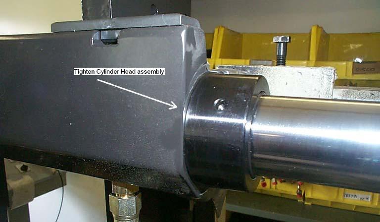 18. Tighten the cylinder head / cylinder rod