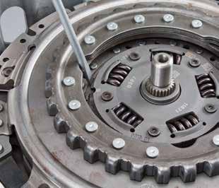 Remove the snap ring from the upper clutch disc hub
