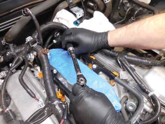 Provisionally install the 6 bolts, which are used to hold the delivery pipe, onto the intake manifold.