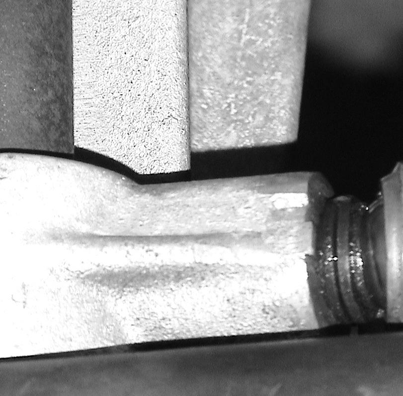 Turn the shaft (LL 300-220) of the end fittings until it expands the fittings enough to be able to screw the bolt through the end fitting and into the rudder drive housing. 2.