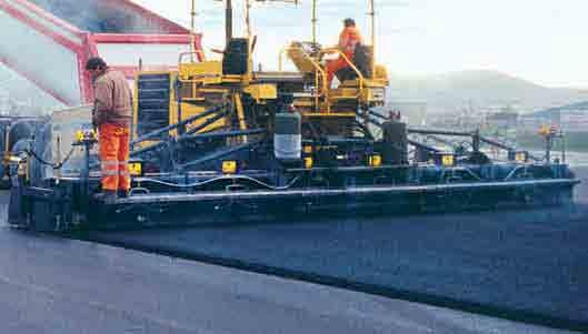 With solid extensions added to both sides, maximum paving width is 12000 mm. Tamper and vibrator.