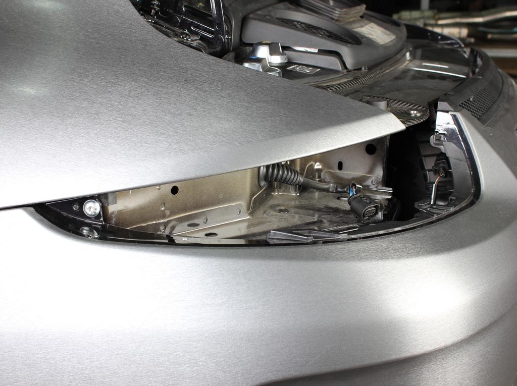 www.akrapovic.com 5. Unscrew the marked bolts, on both sides of the vehicle (Figure 5).