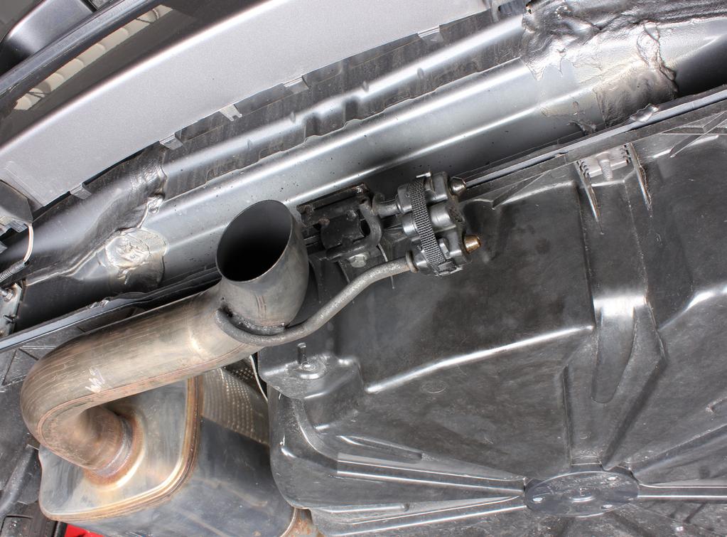 5. Support the muffler, unscrew the marked rubber bracket bolts at the front and rear of the muffler and carefully remove the muffler off the vehicle (Figure 6, 7).