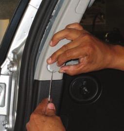 18. Make sure cutting blades are sufficiently sharp. 19. Before cutting out the rear door glass, remove contaminants from the glass and pinchweld. 20.