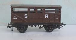 3.160 00 Wagons - Tri-ang Tri-ang R122 Sheep Wagon dark-brown with white roof, sides lettered 'S.R.'. Excellent condition Price ( ): 6.00 3.