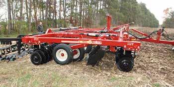 13. Start the tractor and use the tractor s control lever to lower the wheels (raise the disk gangs) to the maximum height. 14. Begin to pull the unit through the field. 1. Slowly raise the wheels until the disks contact the ground.