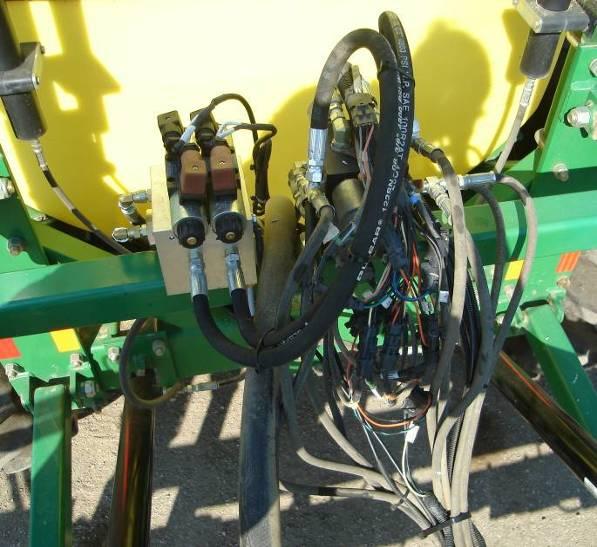 8.2 Valve Block Mounting Ensure that no hydraulic components will interfere with any sprayer parts or be pulled tight at any time. 1.