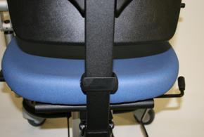 The backrest height adjustment-locking clip is placed on the backrest bar. Adjust the backrest by pressing the locking clip to the right.