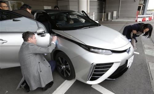 The world's largest automaker announced Tuesday, Nov. 18 that it will begin selling fuel cell cars in Japan on Dec. 15 and in the U.S. and Europe in mid-2015.
