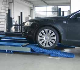 1 UNI LIFT 5500 CLT Quattro with split access ramps 2 Rear sliding plates and wheel-free stay a tone level thanks to the adjustable flat plates 3 Recess for the front
