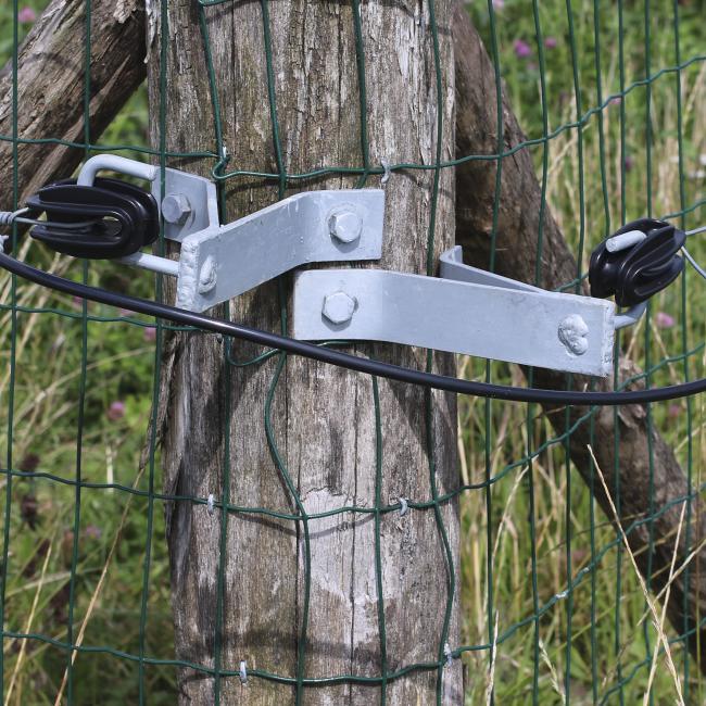 Where the fence line is straight, use the normal spacer with article number 05-86. Article number 05-024 is used when the fence line bulges inward or outward.