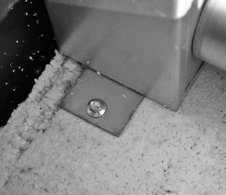 To fasten the floor box, use the two pre-mounted brackets.