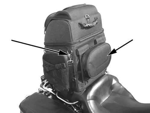 When removing the bag, disconnect the straps from the lower side quickrelease buckles so that the straps are removed along with the bag.