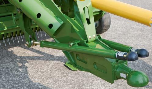 The articulated drawbar adjusts hydrau lically to the tractor s hitch height. It s easy.