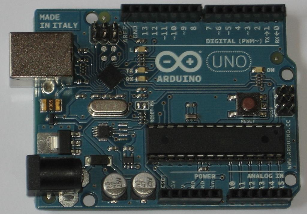 8 POGLAVJE 2. STROJNA OPREMA Slika 2.1: Arduino Uno, razvojna ploščica zapiše na čip, ki se tudi ponovno zažene. Za programiranje je na voljo odprtokodno integrirano razvojno okolje.