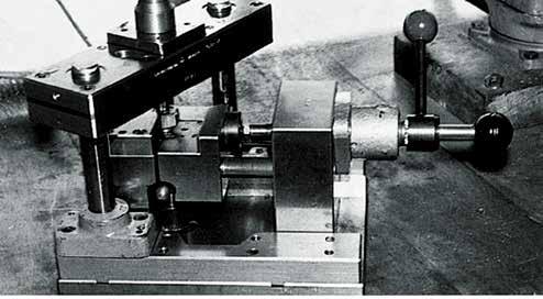 two-hand operation G Series : through hole Operating method: one-hand or two-hand operation Foot Flange Through hole Two-hand operation Plunger and hand lever