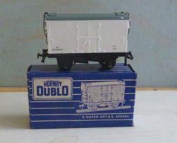 68 Hornby Dublo Super-detail and SD6 Wagons SD6 (32060) (2 & 3-rail) Horse Box, BR(E) crimson-lake with grey roof.