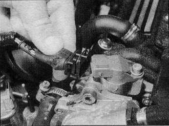 Fuel and exhaust systems - multi-point fuel injection models 4C 11 16.8 Fuel pressure regulator location - 1998 cc 16-valve models from the right-hand end of the fuel rail.