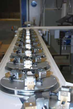 Chain driven conveyor with pallets Closed-loop Recirculating Pallet Conveyor for Workpiece Frames The workpieces are moved by easily replaceable