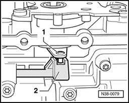 Page 26 of 44 38-26 All: - Set valve body in place without force while placing bolt of notched disc -1- into the groove of the selector register -2-. - Next, tighten valve body bolts (arrows) by hand.
