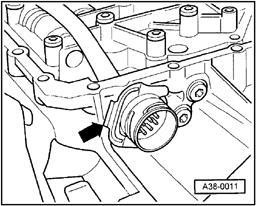 Page 28 of 44 38-28 All: - Connect clip to wiring harness connector (arrow). - Installing oil strainer page 38-21.