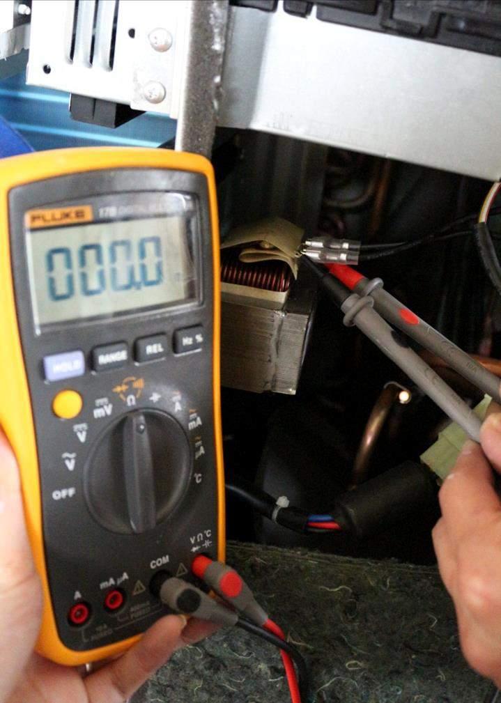 When AC is normal running, the voltage will move alternately between -50V to 50V.