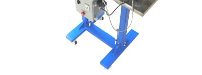 Its free standing design allows it to operate independently or in combination with other conveyors, feeders and machines.