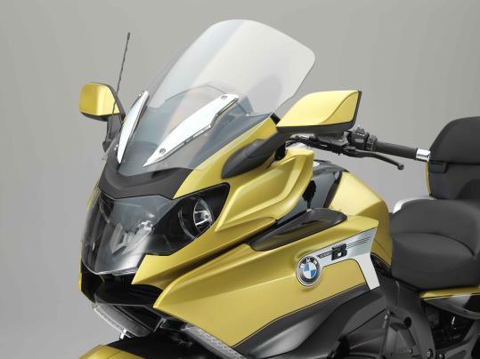 page 13 Perfect weather protection due to high windshield. Another particular feature of the new BMW K 1600 Grand America is the model-specific windshield, which is extra high.