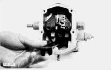 Turn it counterclockwise to decrease port opening (A) and increase port opening (B). 1P87 ADJUSTING WRENCH USED TO HOLD SPRING SEAT 7. Tighten locknut (2) to a torque of 8.0 N m (70 lb. in.) and remove the wrench.