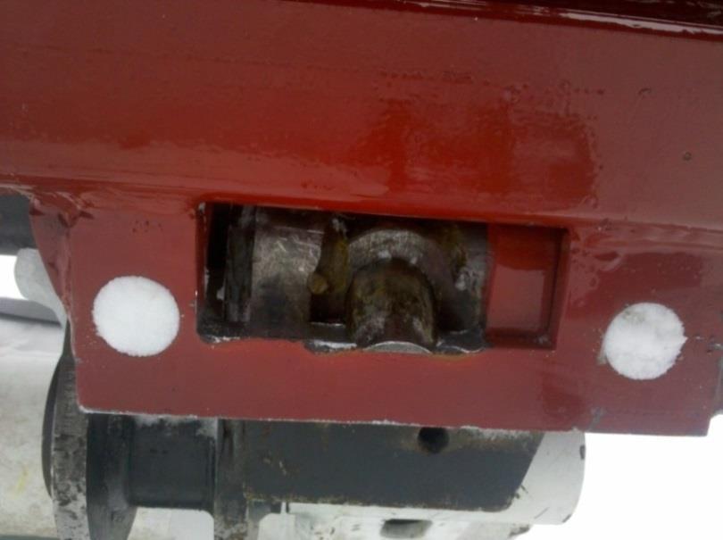 Do not hit the latch handles on the EZ SPOT UR attachment. Figure 3: EZ SPOT UR base attached to a skid steer 3. With the base fully supported by the skid steer boom, lower it to ground level.