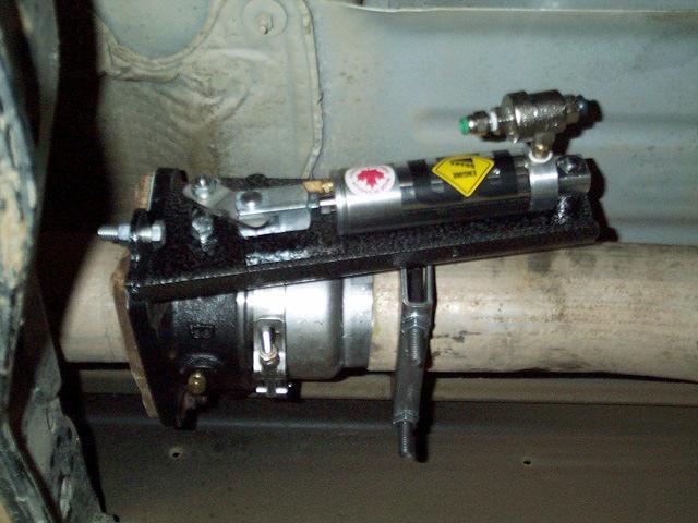 18-Nov-09 GMC/Chevy Duramax LLY Engine #1024318 319 & DA 8 IMPORTANT: THE VALVE ACTUATING CYLINDER MUST BE POSITIONED TO THE MIDDLE / INSIDE OF THE VEHICLE.